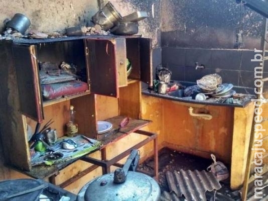 Tragédia mobiliza vizinhos e gera campanha por ajuda após incêndio Tragédia mobiliza vizinhos e gera campanha por ajuda após incêndio