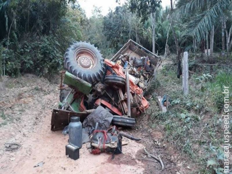 Trator capota em estrada de terra e trabalhador rural fica preso nas ferragens