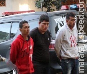 Trio invade casa, rouba R$ 50 mil, mas bate camionete em poste na fuga