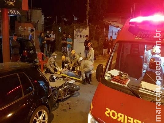 Ultrapassagem dá errado e casal fica ferido após bater moto em carro estacionado Ultrapassagem dá errado e casal fica ferido após bater moto em carro estacionado