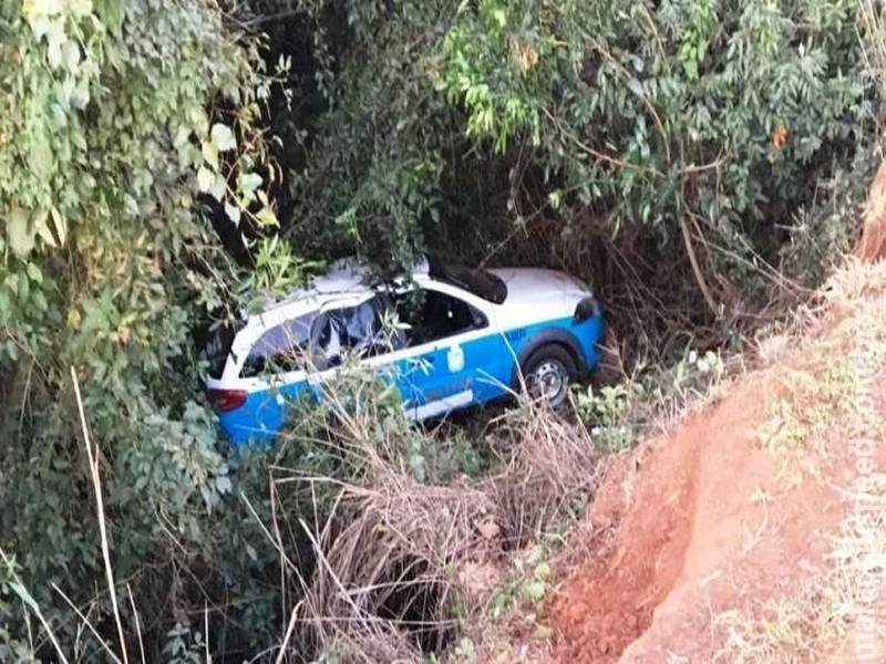 Viatura da polícia capota após ser fechada por caminhoneiro na BR-163
