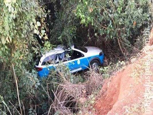 Viatura da polícia capota após ser fechada por caminhoneiro na BR-163