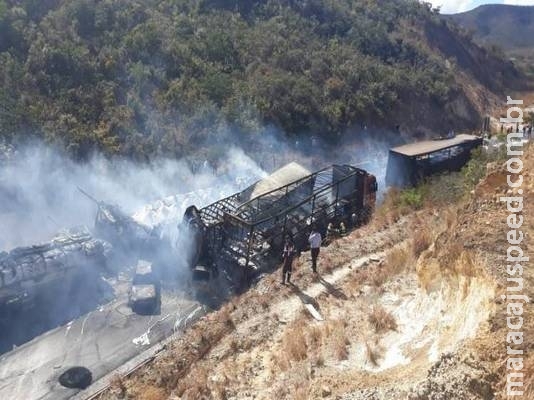 Vítimas morrem carbonizadas em acidente BR-251, em Minas Gerais Vítimas morrem carbonizadas em acidente BR-251, em Minas Gerais