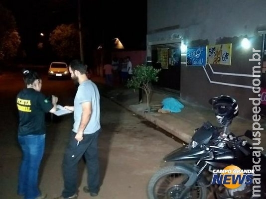 Vizinho é principal suspeito de esfaquear homem que morreu na rua