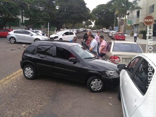 Acidente em cruzamento envolve 4 veículos e deixa motorista ferida Acidente em cruzamento envolve 4 veículos e deixa motorista ferida