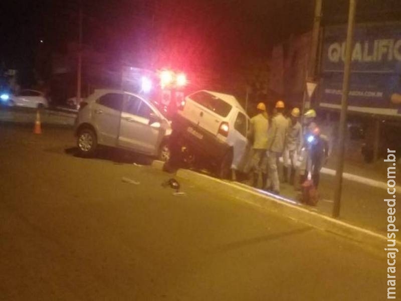 Acidente entre carros em rotatória acaba com motorista ferido em Campo Grande