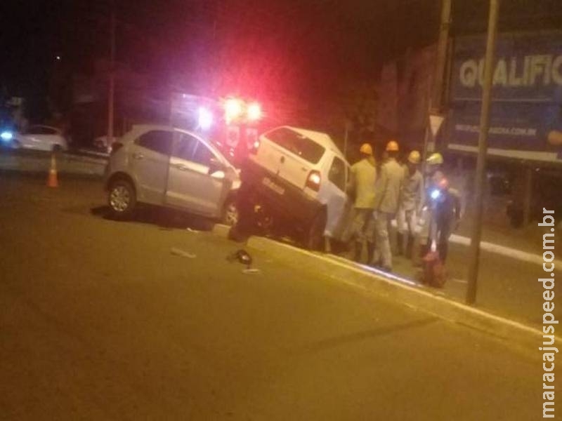 Acidente entre carros em rotatória acaba com motorista ferido em Campo Grande Acidente entre carros em rotatória acaba com motorista ferido em Campo Grande