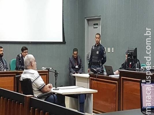 Acusado alega legítima defesa e nega que tenha dado sete facadas em vítima dentro da quitinete