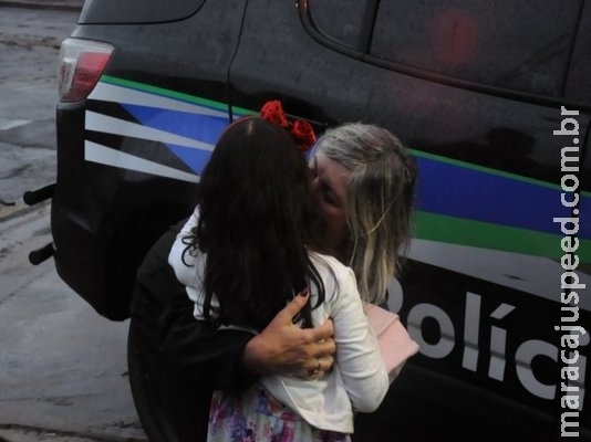 Após 35 dias, menina levada pela mãe biológica reencontra os pais adotivos Após 35 dias, menina levada pela mãe biológica reencontra os pais adotivos