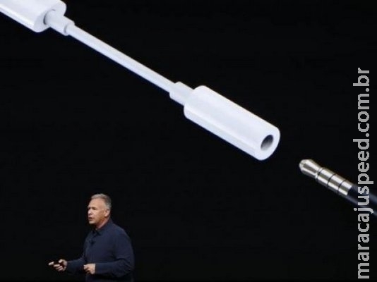 Apple deve deixar de fornecer adaptador para fone de ouvido junto do iPhone Apple deve deixar de fornecer adaptador para fone de ouvido junto do iPhone