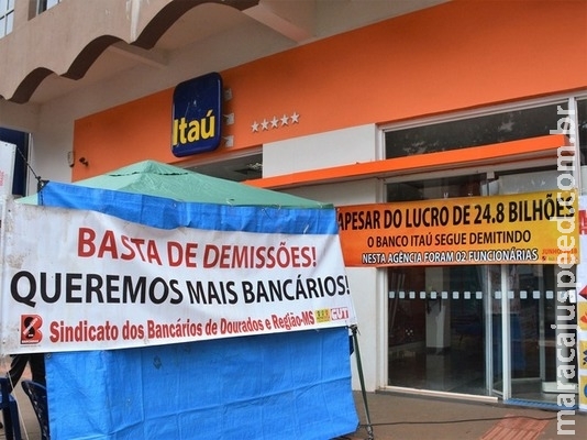 Bancários cobram reajuste, fim de demissões e não descartam greve Bancários cobram reajuste, fim de demissões e não descartam greve