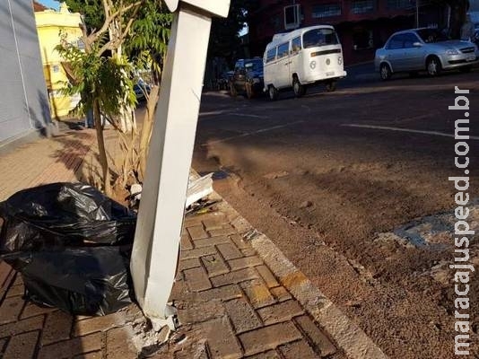 Bêbado motorista bate em carro, roda na pista e acerta parquímetro em Campo Grande
