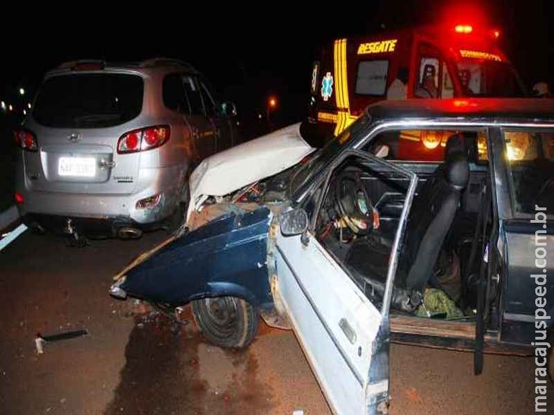 Belina bate em carro de luxo e motorista foge a pé