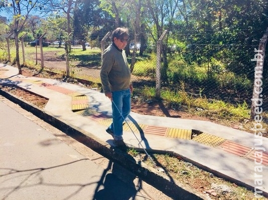 Calçada para deficientes visuais respeita árvores e é construída em 