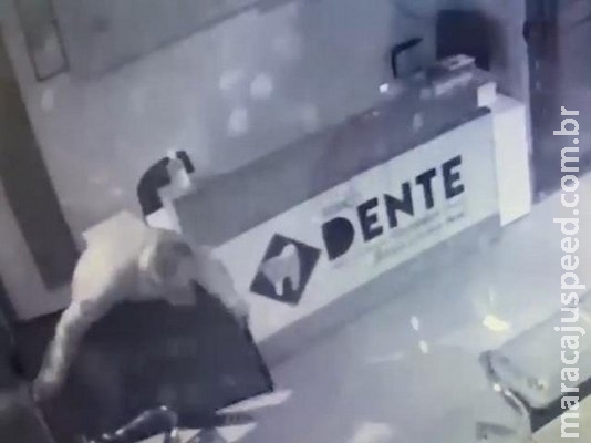 Câmeras flagram bandido arrombando clínica a chutes para furtar TV