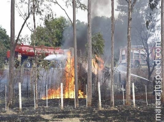 Caminhão carregado de combustível tomba na BR-163 e há risco de explosão