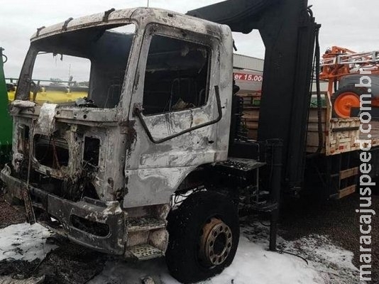 Caminhão pega fogo em empresa e chamas atingem carro e máquina Caminhão pega fogo em empresa e chamas atingem carro e máquina