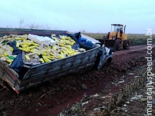 Caminhonete atola e traficantes abandonam 5 toneladas de maconha