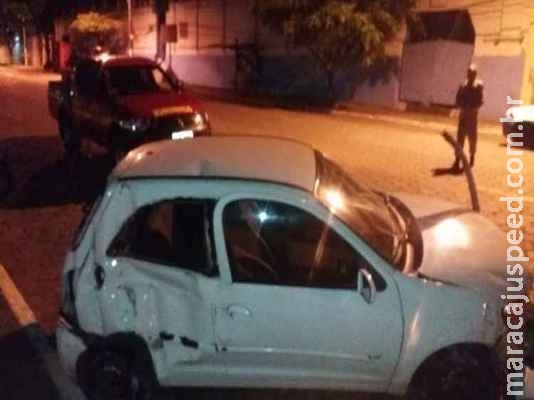 Casal discute no trânsito, mulher puxa volante e carro bate contra muro de escola Casal discute no trânsito, mulher puxa volante e carro bate contra muro de escola