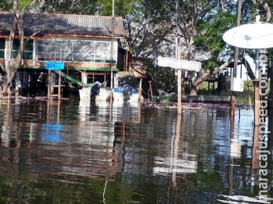 Cheia do Rio Paraguai inunda o distrito no Pantanal, que aguarda por socorro