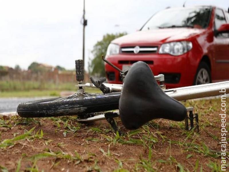 Ciclista atravessa em frente a carros e é atropelado por motorista de aplicativo