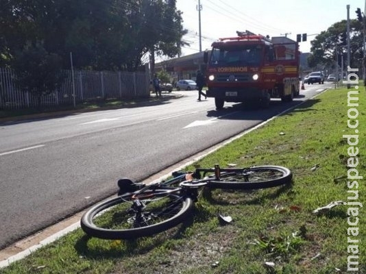 Ciclista é atingida por veículo na Mato Grosso e tem fratura exposta