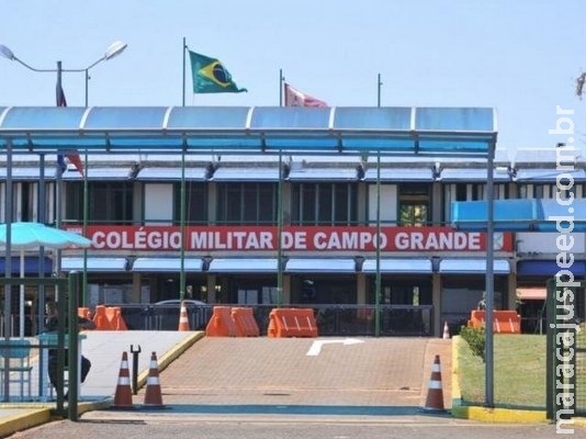 Colégio Militar pula página com foto de gays para não falar de homossexualidade