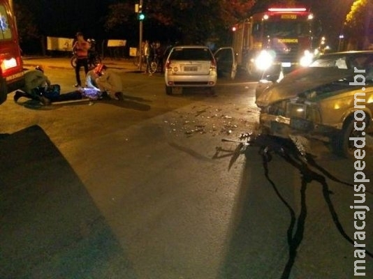 Colisão de veículos em cruzamento deixa seis pessoas feridas Colisão de veículos em cruzamento deixa seis pessoas feridas