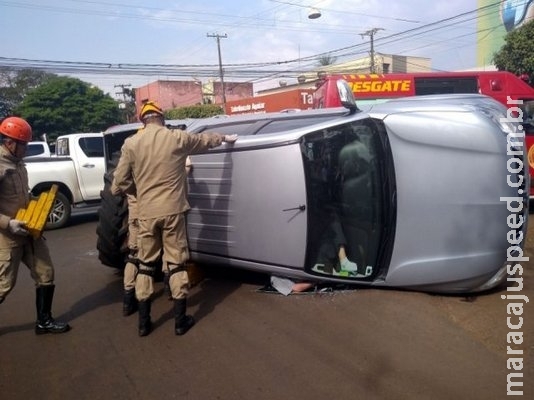 Colisão entre caminhonetes seguida de capotamento deixa idoso ferido no centro de Dourados Colisão entre caminhonetes seguida de capotamento deixa idoso ferido no centro de Dourados