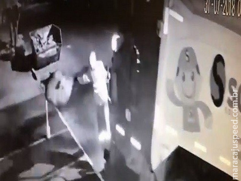 Com caminhão em movimento, coletores arrancam pedaço de lixeira