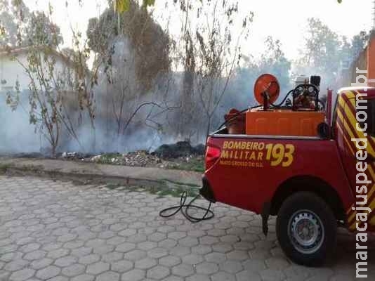 Corpo de Bombeiros combate incêndio em terreno abandonado em Corumbá Corpo de Bombeiros combate incêndio em terreno abandonado em Corumbá