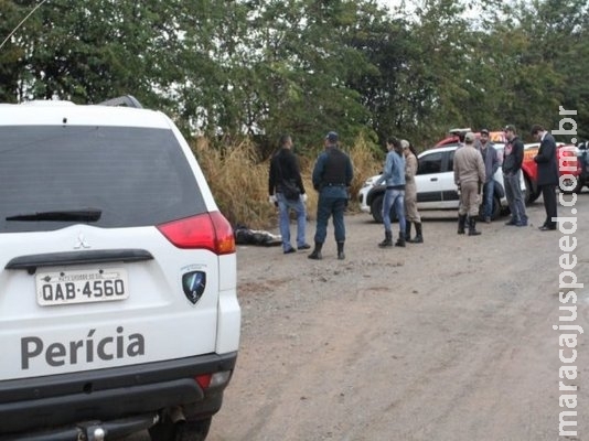 Corpo de homem com tatuagem de dragão na barriga é encontrado em estrada Corpo de homem com tatuagem de dragão na barriga é encontrado em estrada