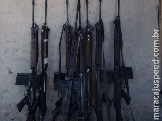 Criminosos furtam fuzis da polícia e deixam armas de brinquedo no lugar