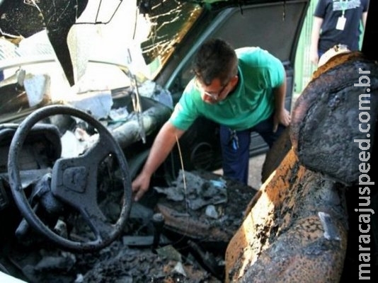 Curto-circuito causa incêndio e destrói veículo na Coronel Antonino