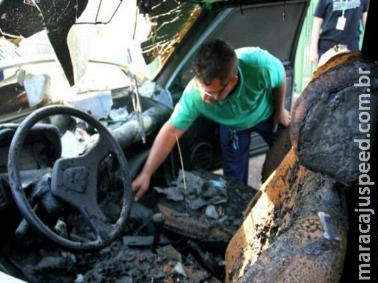 Curto-circuito causa incêndio e destrói veículo na Coronel Antonino Curto-circuito causa incêndio e destrói veículo na Coronel Antonino