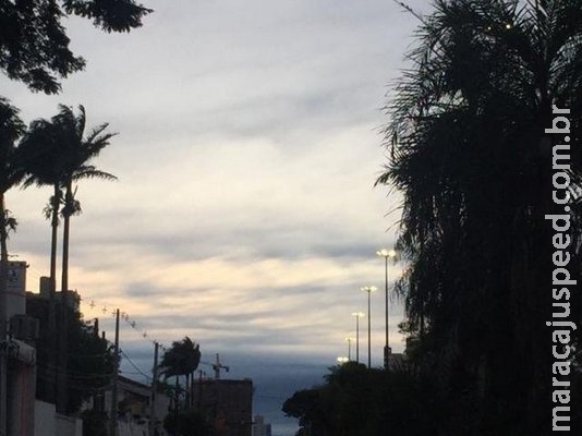 Dia amanhece gelado e previsão é de tempo nublado com chuva isolada Dia amanhece gelado e previsão é de tempo nublado com chuva isolada