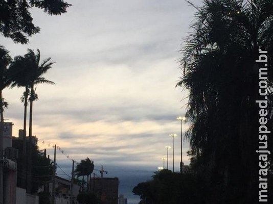 Dia amanhece gelado e previsão é de tempo nublado com chuva isolada