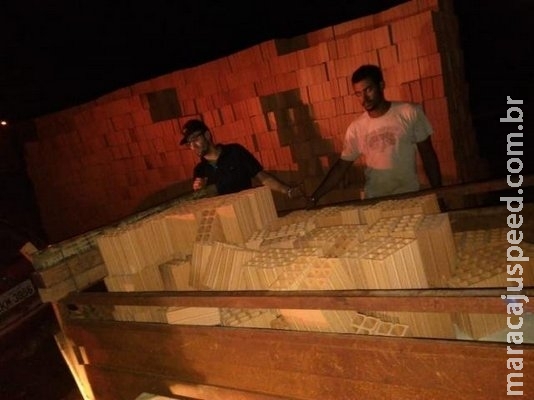 Dupla é detida por moradores enquanto tentava furtas tijolos de obra