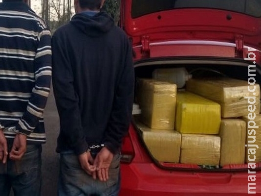 Dupla em carro roubado traficava droga para douradense