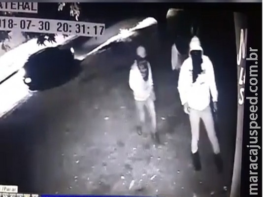 Dupla suspeita de roubos é presa saindo de residência