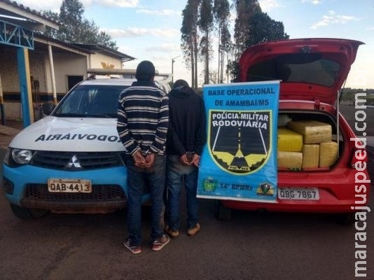 Dupla tenta fugir, mas acaba presa com 682 kg de maconha em Gol roubado