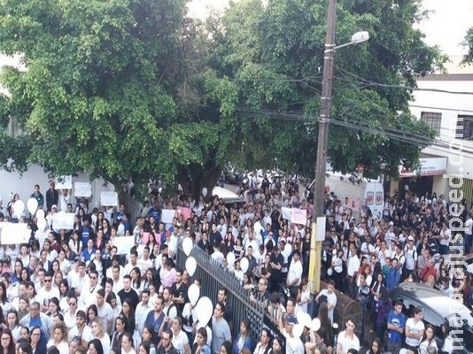 Durante protesto no Paraguai, pai de estudante brasileira morta cobra justiça: 