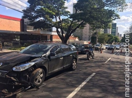 Engavetamento de 3 veículos provoca congestionamento na Afonso Pena Engavetamento de 3 veículos provoca congestionamento na Afonso Pena