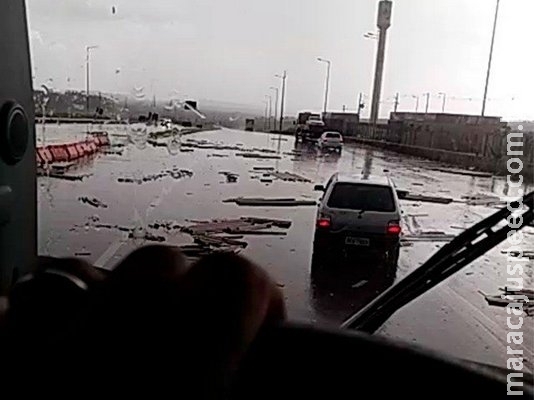 Fim de tarde tem chuva de granizo e estragos em praça de pedágio