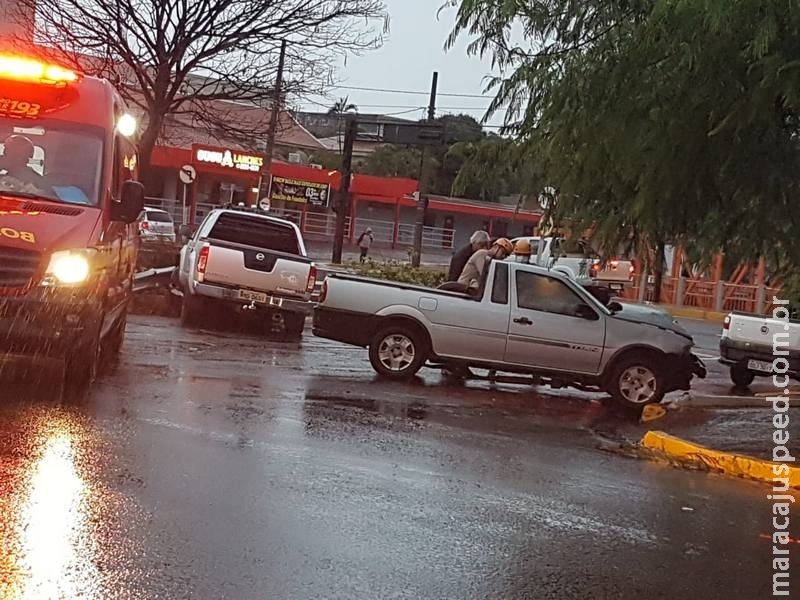 Grávida de 7 meses provoca acidente com dois carros na Afonso Pena Grávida de 7 meses provoca acidente com dois carros na Afonso Pena