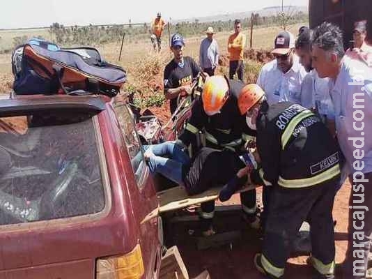 Grávida fica presa às ferragens após acidente com princípio de incêndio Grávida fica presa às ferragens após acidente com princípio de incêndio