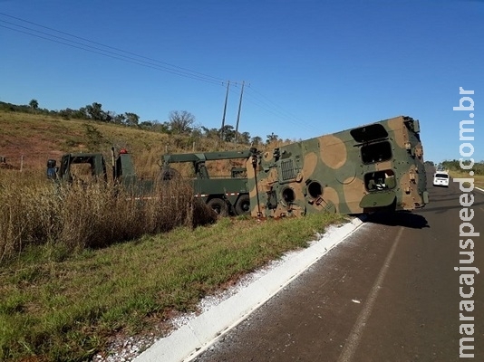 Guincho do Exército tomba durante resgate de blindado Guincho do Exército tomba durante resgate de blindado