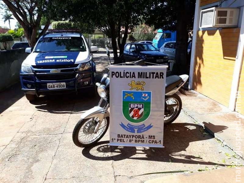Homem chama a polícia após encontrar moto com queixa de furto dentro de sua casa