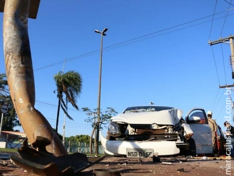 Homem diz que bebeu em casa de prostituição após bater carro em poste