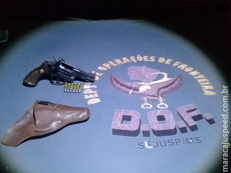 Homem é preso com arma e munições